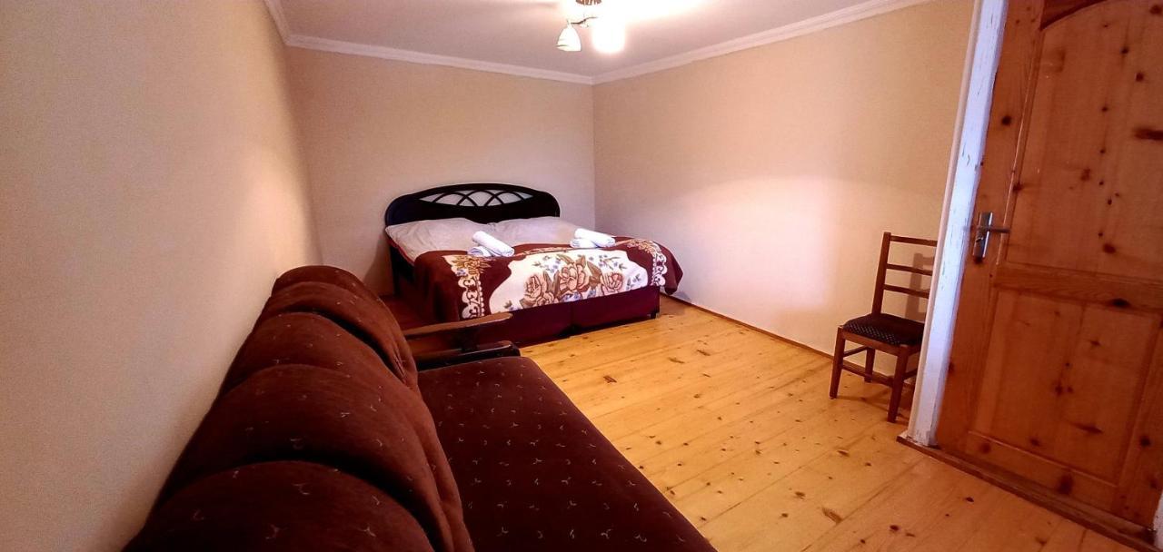 Bees Guesthouse เมสเตีย ภายนอก รูปภาพ
